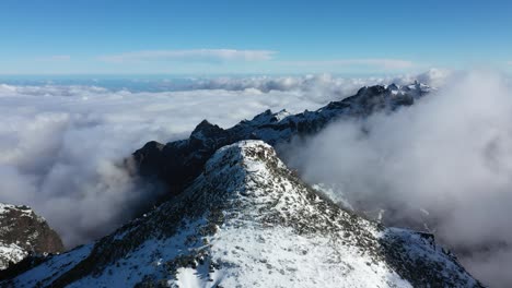 Klarer-Blauer-Himmel-Auf-Dem-Berg-Pico-Ruivo-In-Madeira