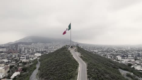 Disparo-De-Drones-En-El-Día-Nublado-De-La-Mañana-En-Hasta-Bandera-Sobre-El-Cerro-Obispado-En-La-Ciudad-De-Monterrey,-México-8