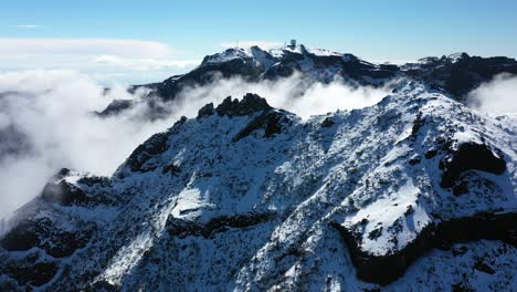 Schöne-Verschneite-Landschaft-Des-Berges-Pico-Ruivo-In-Madeira