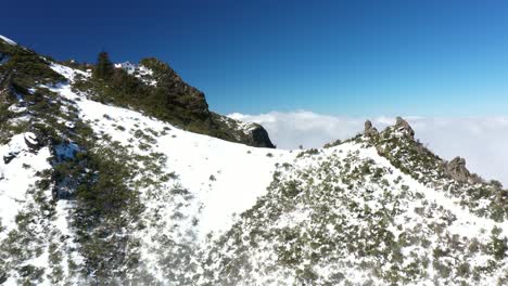 Schnelle-Drohnenaufnahme,-Die-Zum-Rand-Des-Berges-Pico-Ruivo-In-Madeira-Fliegt