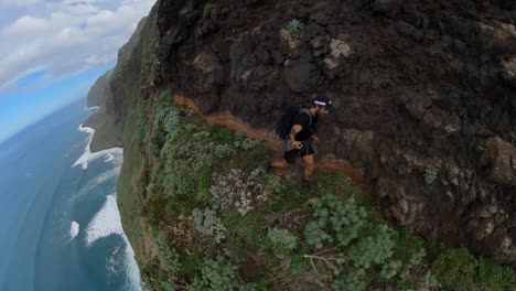 Foto-Selfie-De-Un-Hombre-Joven-Y-En-Forma-Corriendo-Ligeramente-Por-El-Estrecho-Sendero-En-Quebrada-Do-Negro-En-Madeira