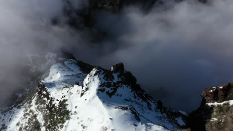 Toma-De-Drone-Del-Borde-Empinado-De-La-Montaña-Pico-Ruivo-En-Madeira