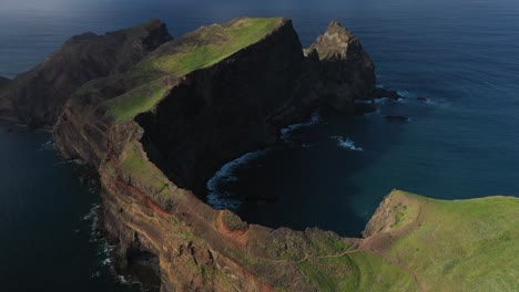 Drohnenaufnahme-Einer-Sehr-Dünnen-Und-Schmalen-Klippe-In-Madeira