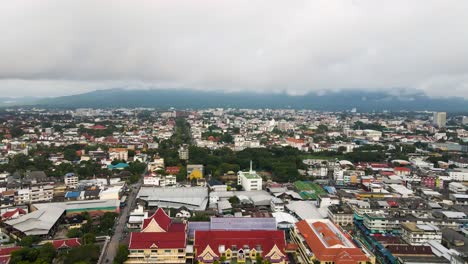 Hermosa-Chiang-Mai,-Tailandia-Es-Visible-Por-Una-Majestuosa-Vista-De-Drones-Hacia-Atrás