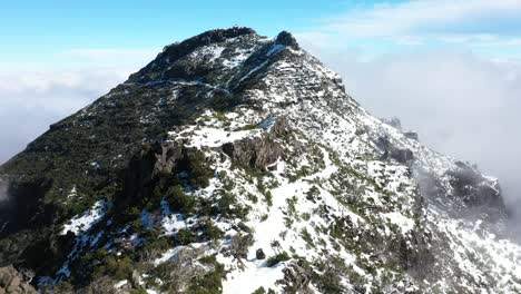 Drohne-Schoss-Entlang-Des-Schneebedeckten-Pfades-Des-Berges-Pico-Ruivo-In-Madeira