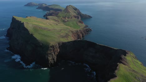 Drohnenaufnahme-Der-Dünnen-Und-Schmalen-Klippe,-Die-Zwei-Große-Klippen-An-Der-Küste-Von-Madeira-Verbindet
