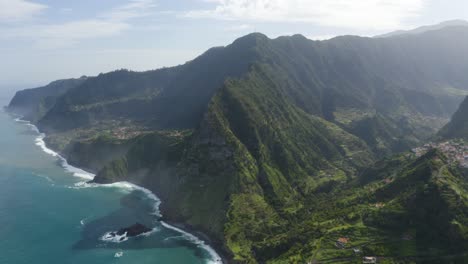 Drohnenclip-über-Die-Landschaft-Und-Küste-Von-Madeira-Mit-üppigen-Tälern-Und-Einem-Kleinen-Dorf