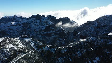 Luftaufnahme-Der-Täler-Und-Gipfel-Des-Berges-Pico-Ruivo-In-Madeira
