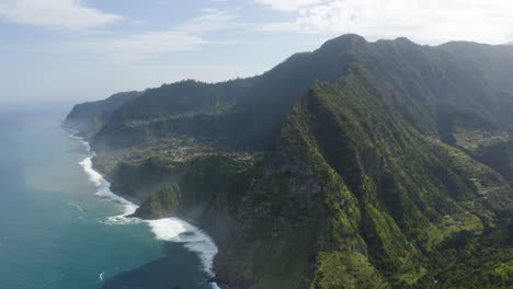 Langsamer-Drohnenclip-Einer-Massiven-Kante-Vom-Berg-Hinunter-Zur-Küste-Von-Madeira