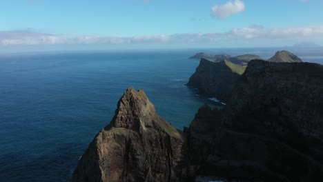 Drohnenaufnahme-Der-Küste-Mit-Klippen-Der-Inseln-In-Madeira