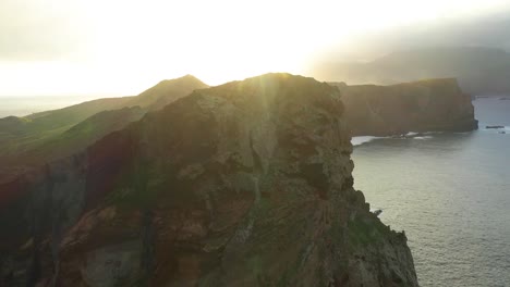 Drohnenaufnahme-Der-Steilen-Kanten-Der-Klippen-In-Madeira-Während-Des-Sonnenuntergangs