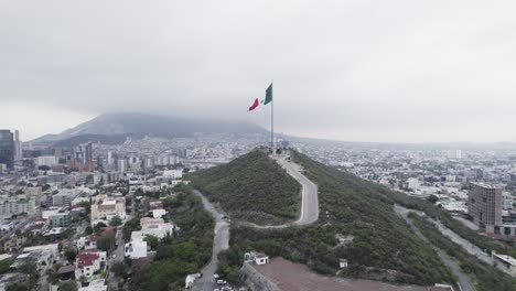 Drohne-Schießen-Am-Morgen-Bewölkten-Tag-Bei-Hasta-Bandera-über-Obispado-Hügel-In-Monterrey-City,-Mexiko-6