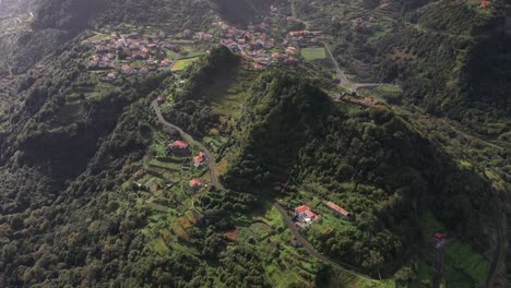 Drohnenaufnahme-Von-Kleinen-Häusern-Und-Feldern-In-Einem-Dorf-Auf-Madeira-Nach-Oben-Kippen