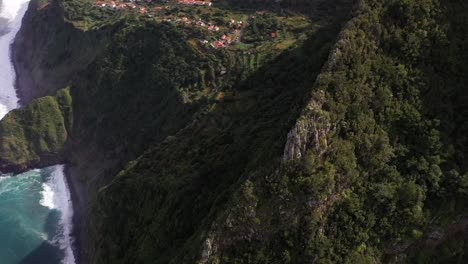 Drohnenaufnahme-Konzentriert-Sich-Auf-Den-Kamm-Eines-Berges-Und-Zeigt-Dann-Die-Landschaft-Von-Madeira