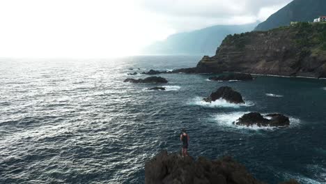 Un-Hombre-Parado-Solo-En-El-Borde-De-Un-Acantilado-Junto-A-Las-Piscinas-Naturales-De-Seixal-En-Madeira