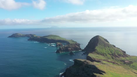 Drohne-Schoss-Tagsüber-über-Die-Halbinsel-Und-Kleine-Inseln,-Die-Vom-Festland-Madeiras-Ausgingen