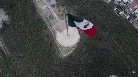 Disparo-De-Drones-En-El-Día-Nublado-De-La-Mañana-En-Hasta-Bandera-Sobre-El-Cerro-Obispado-En-La-Ciudad-De-Monterrey,-México-4