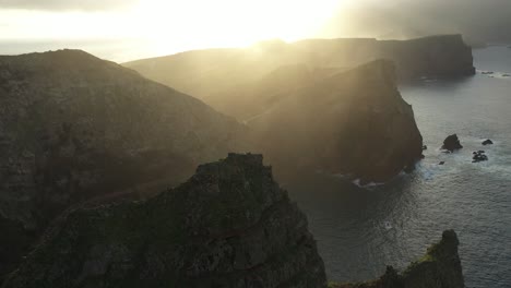 Dunstiger-Und-Wunderschöner-Sonnenuntergang-über-Den-Klippen-Von-Madeira