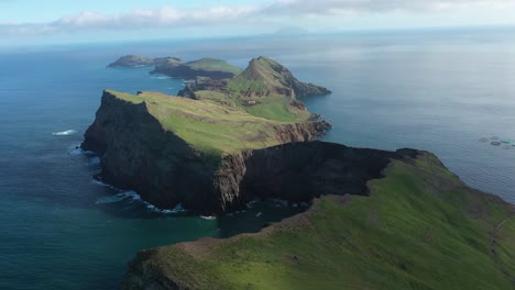 Drohnenaufnahmen-über-Den-Kleinen-Inseln-Und-Der-Halbinsel-Während-Des-Sonnigen-Tages-In-Madeira