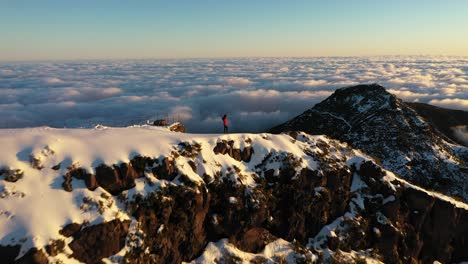 Frau,-Die-Allein-Steht-Und-Die-Epische-Landschaft-Von-Der-Spitze-Des-Berges-Pico-Ruivo-In-Madeira-Mit-Einem-Wolkenbett-Hinter-Ihr-Genießt