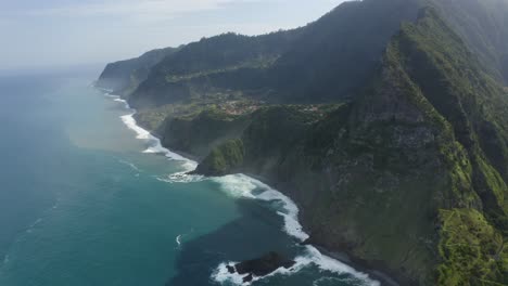 Wunderschönes-Türkisfarbenes-Wasser-Strömt-An-Der-Küste-Von-Madeira-Herein-Und-Stürzt-Gegen-Die-Steilen-Klippen-Des-Berges