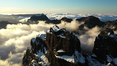 Drohnenaufnahme-Der-Dramatischen-Landschaft-Auf-Dem-Gipfel-Des-Berges-Pico-Ruivo-In-Madeira
