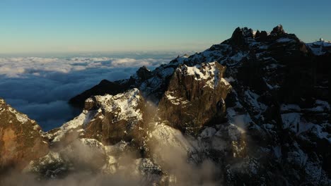 Cielo-Despejado-Y-Nubes-Finas-En-La-Cima-De-La-Montaña-Pico-Ruivo-En-Madeira