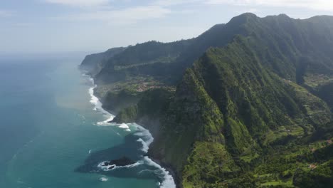 Neigen-Sie-Die-Drohne-Mit-Ein-Paar-Häusern-Unten-Und-Der-Epischen-Landschaft-Von-Madeira