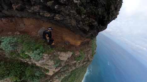 Selfie-aufnahme-Eines-Jungen-Und-Fitten-Mannes,-Der-Den-Pfad-An-Der-Seite-Eines-Steilen-Berges-In-Quebrada-Do-Negro-Auf-Madeira-Hinunterläuft