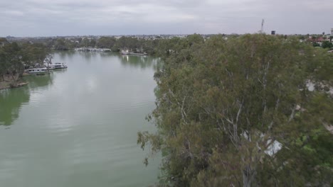 Aerial-flight-over-Mildura-river-foreshore,-Victoria-Australia