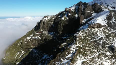 Una-Foto-De-Un-Dron-Del-Hermoso-Y-épico-Pico-De-La-Montaña-Pico-Ruivo-En-Madeira