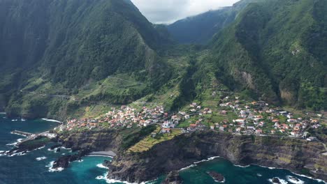 Clip-De-Drones-Sobre-La-Espectacular-Costa-De-Madeira-Durante-Un-Día-Soleado-De-Verano
