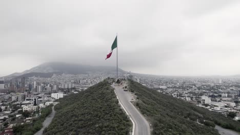 Drohne-Schießen-Am-Morgen-Bewölkten-Tag-Bei-Hasta-Bandera-über-Obispado-Hügel-In-Monterrey-City,-Mexiko-3
