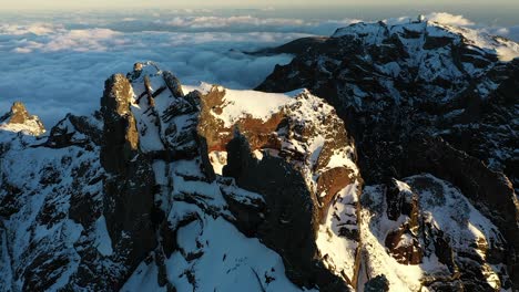Schöne-Drohnenaufnahme-Der-Schneebedeckten-Gipfel-Des-Berges-Pico-Ruivo-In-Madeira