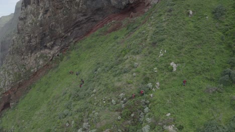 A-big-group-of-people-are-hiking-up-the-edge-of-the-mountain-Quebrada-do-Negro-in-Madeira