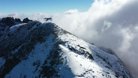 Drohne-Schoss-über-Den-Gipfel-Des-Berges-Pico-Ruivo-In-Madeira