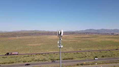 Drone-Dando-Vueltas-Alrededor-De-La-Torre-Celular-En-El-Punto-De-Puesta-Del-Sol-En-Arizona