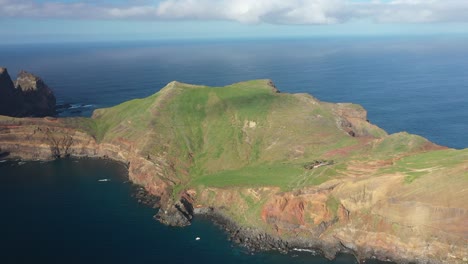 Toma-De-Drones-De-La-Península-En-Madeira-Durante-Un-Día-Soleado-De-Verano