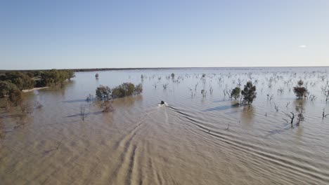 Aerial-view-of-boat-on-the-Menindee-lakes-system,-Menindee,-NSW,-Australia