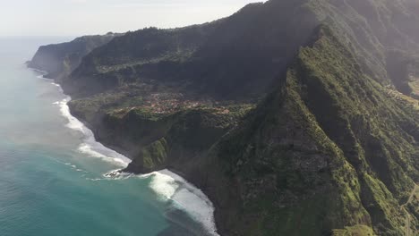 Drohnenaufnahme-Der-Epischen-Und-Wunderschönen-Küste-Von-Madeira