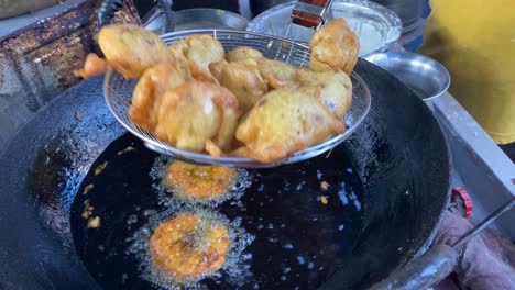 Vendor-deep-frying-Dhooska-or-Dhuska-or-Dushka-in-hot-oil-for-sell-in-the-street-of-Ranchi-City-in-Jharkhand