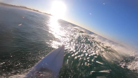 Surfista-Disfrutando-Del-Surf-Haciendo-Un-Gran-Chasquido-En-El-Océano-En-Un-Día-Soleado