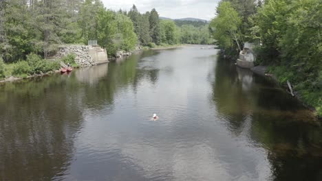 Schöne-Sommerszene,-Mädchenschwimmen-An-Einem-Schönen-Tag-Im-Fluss