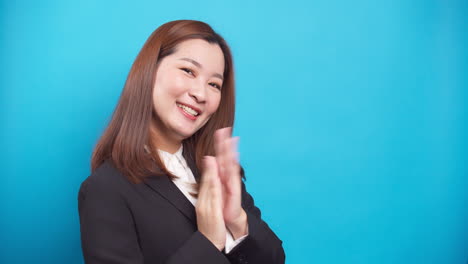 Porträt-Positive-Asiatische-Geschäftsfrau-Lächelnd-Und-Erfolgreich-Mit-Einem-Händeklatschen-Zur-Gratulation-Auf-Blauem-Hintergrund-1