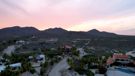 Drohnenaufnahme-Eines-Orangefarbenen-Sonnenuntergangs-In-Cabo-San-Lucas,-Mexiko