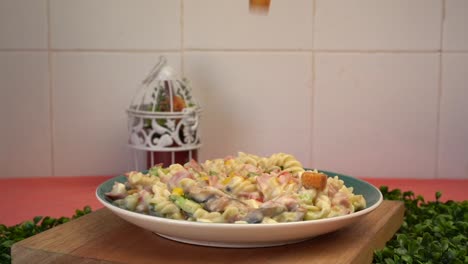 Hinzufügen-Von-Croutons-Zu-Einer-Salatpasta-In-Zeitlupe-Frau-Handkochen