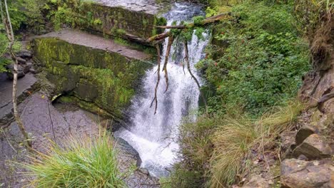Dramatische-Zeitlupe-Des-Großen-Wasserfalls-Am-Skud-Clun-gwyn-In-Brecon-Beacons-Wales-Uk