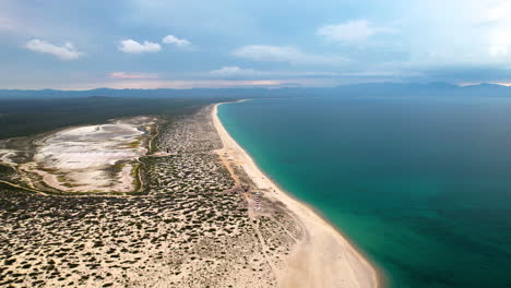 Drohnenaufnahme-Der-Salzminen-Und-Der-Strandlinie-In-Baja-California-Sur-Mexico