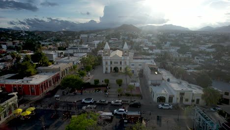 Toma-Rotacional-De-Drones-De-La-Iglesia-Principal-De-San-Jose-Del-Cabo-En-Baja-California-Sur-Mexico