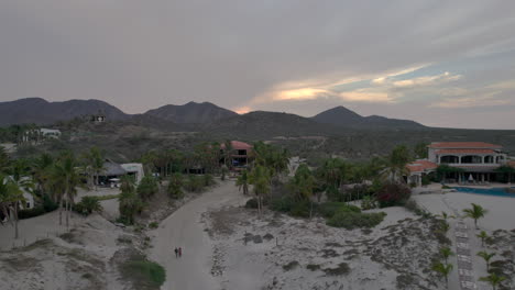 Drohnenaufnahme-In-Umgekehrter-Drohnenart-Auf-Strandhöhe-In-Baja-California-Sur-Mexiko-Während-Des-Sonnenuntergangs